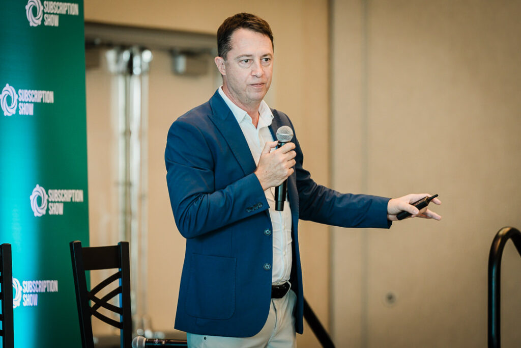keynote-speaker-presenting-at-corporate-conference-by-alex-kaplan-photography