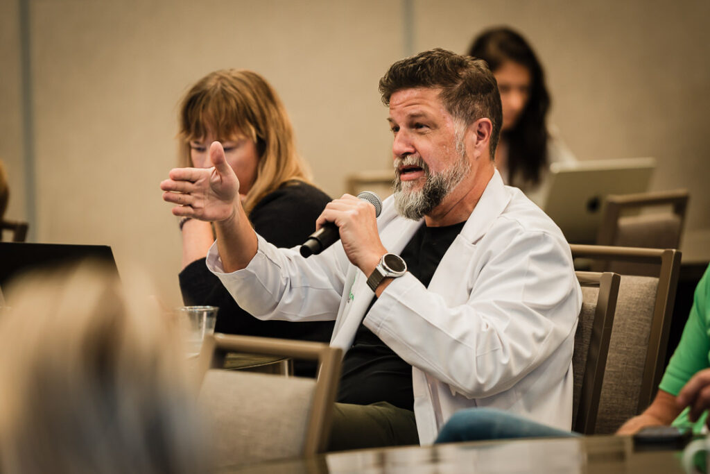 participant-asking-question-during-business-panel-by-alex-kaplan-photography
