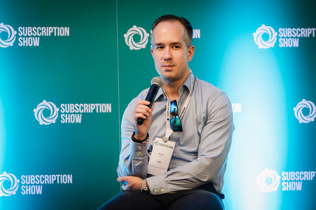professional-speaker-holding-microphone-during-interview-session-by-alex-kaplan-photography