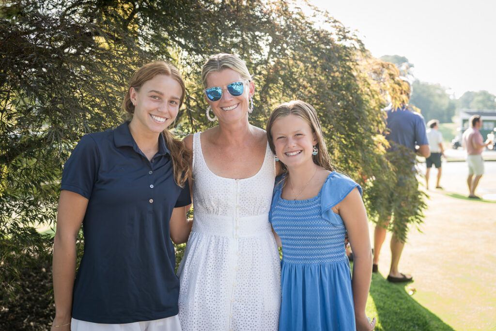 Professional juggler entertaining children at The Apawamis Club Labor Day BBQ photographed by Alex Kaplan