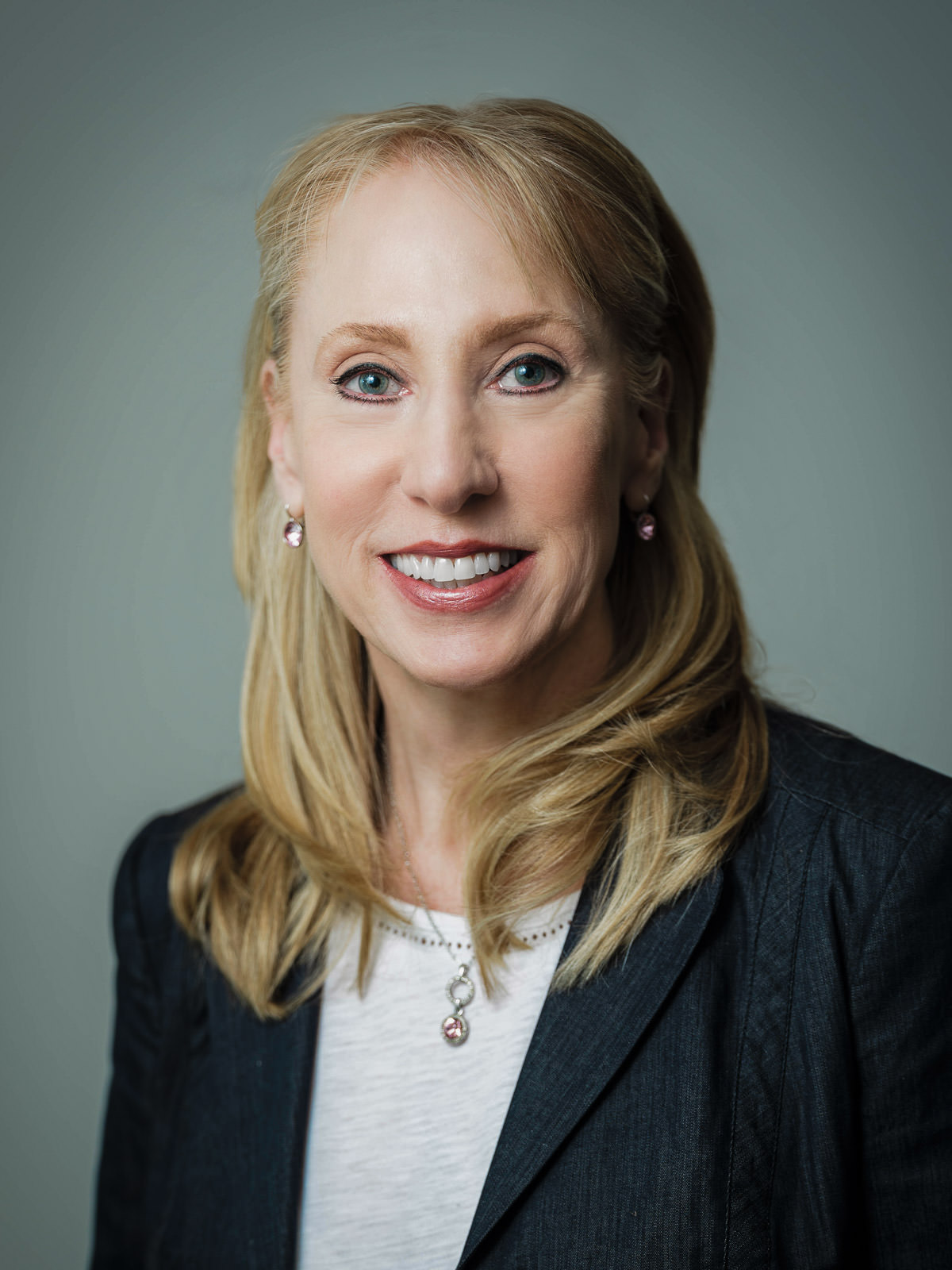 professional-headshot-northern-nj-women-executive-by-alex-kaplan-photo.