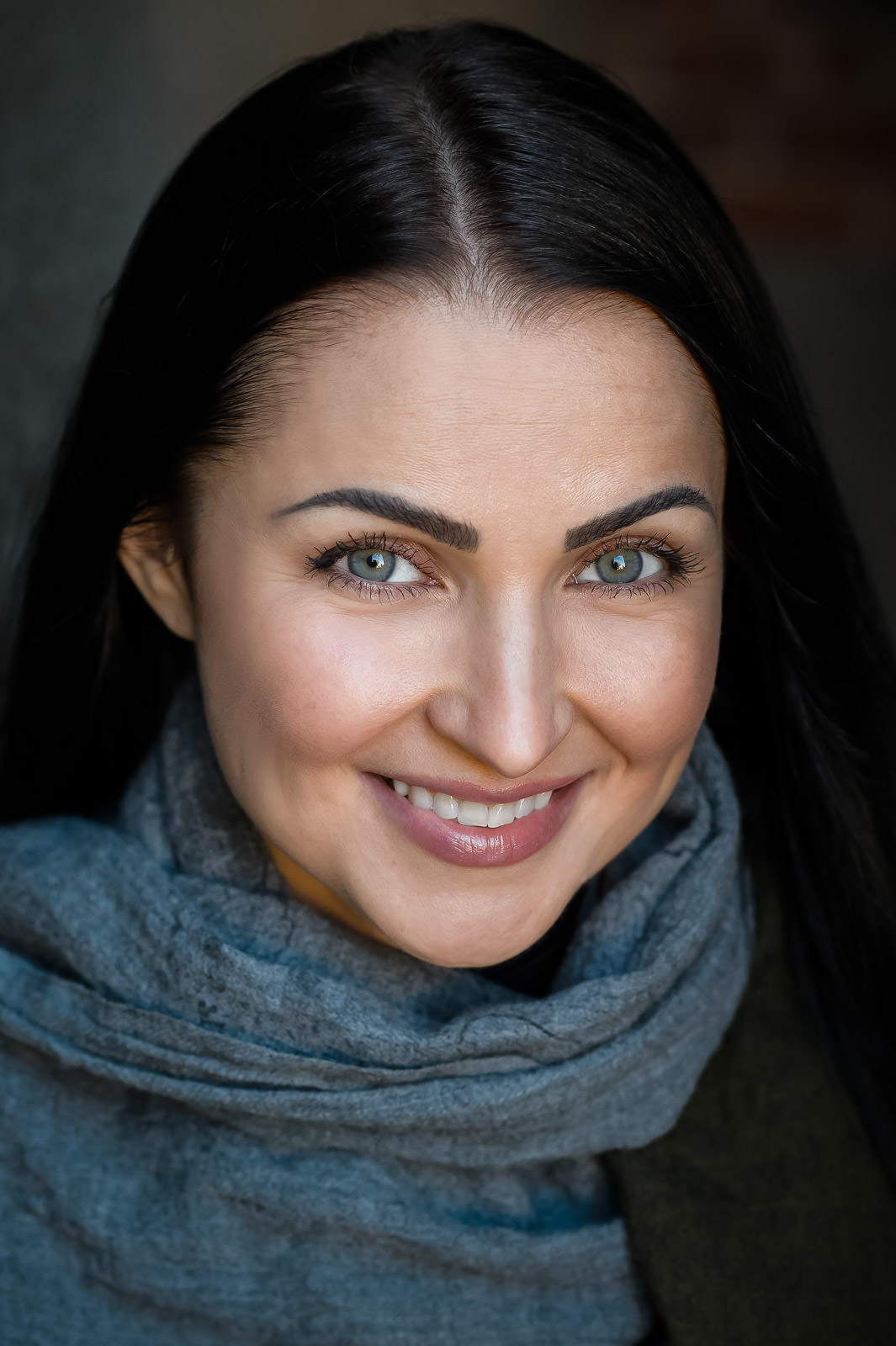 Professional outdoor headshot of a woman in natural light in Northern New Jersey